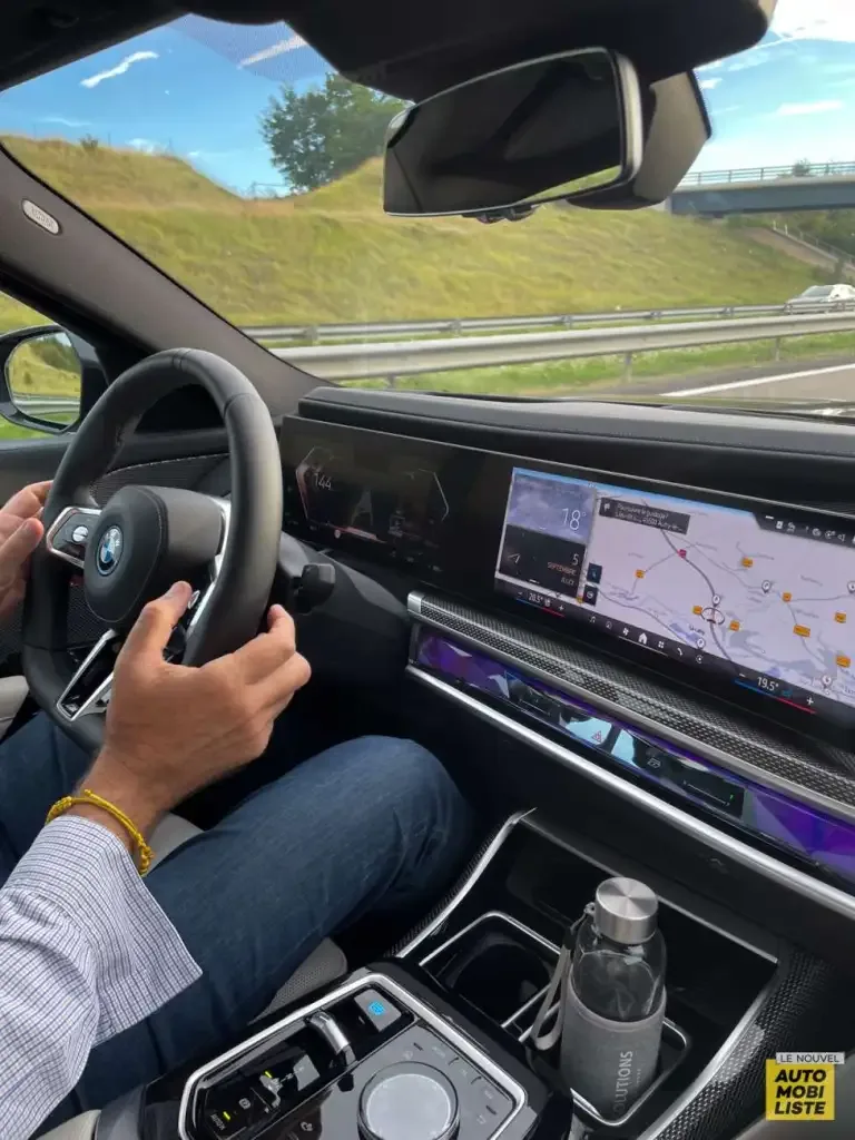 Intérieur et tableau de bord d'une BMW Série 7 avec chauffeur privé