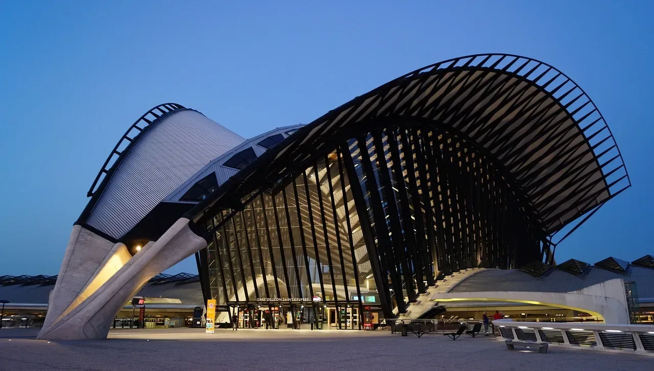 Architecture de la gare TGV Lyon Saint-Exupéry près de l'aéroport