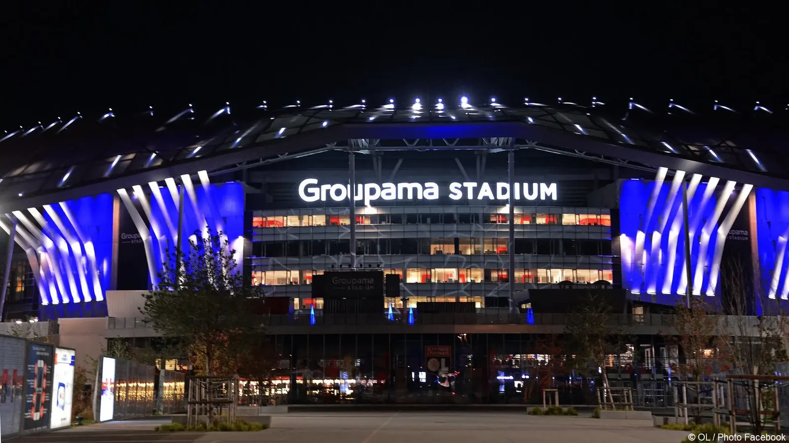 Groupama Stadium illuminé de nuit à Décines près de Lyon