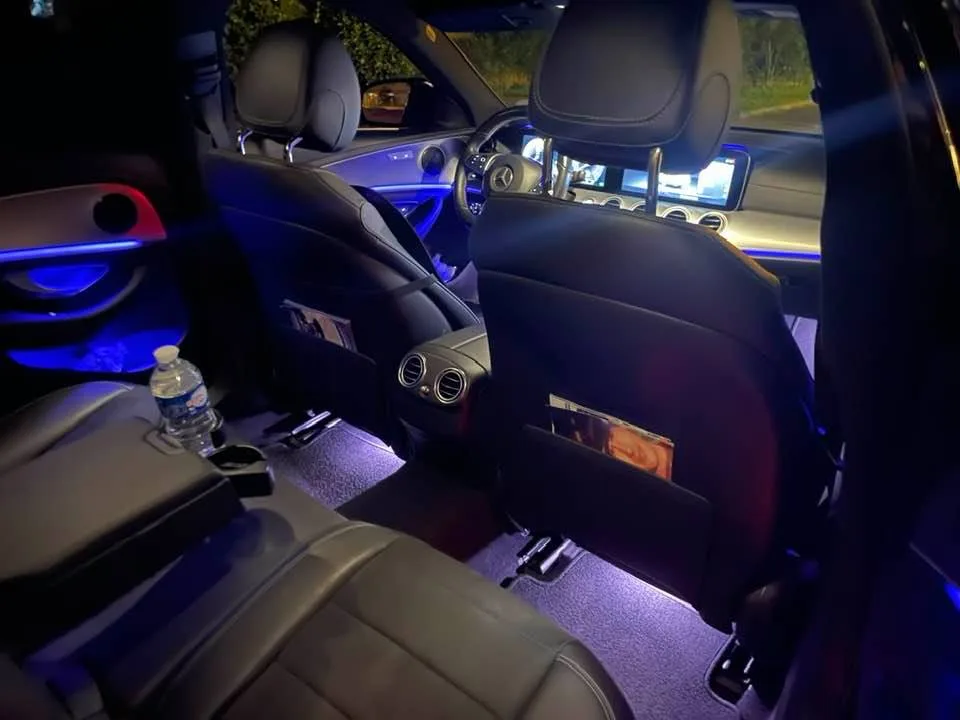 Habitacle arrière de Mercedes Classe E avec éclairage d'ambiance à Lyon