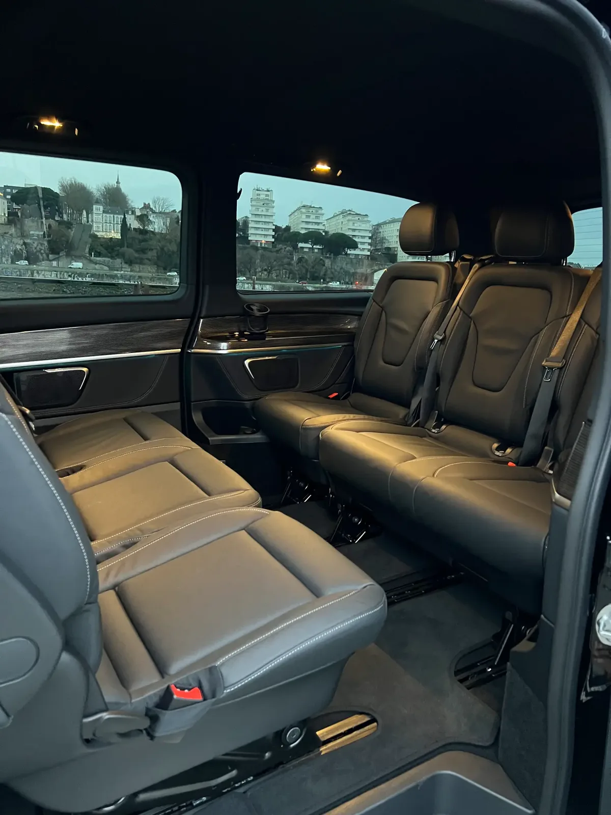 Sièges passagers en cuir d'un Mercedes Classe V avec chauffeur à Lyon