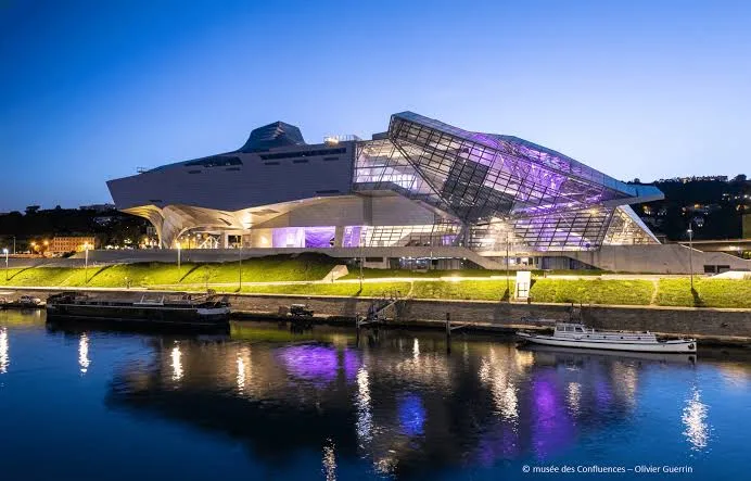 Musée des Confluences illuminé au bord du Rhône à Lyon