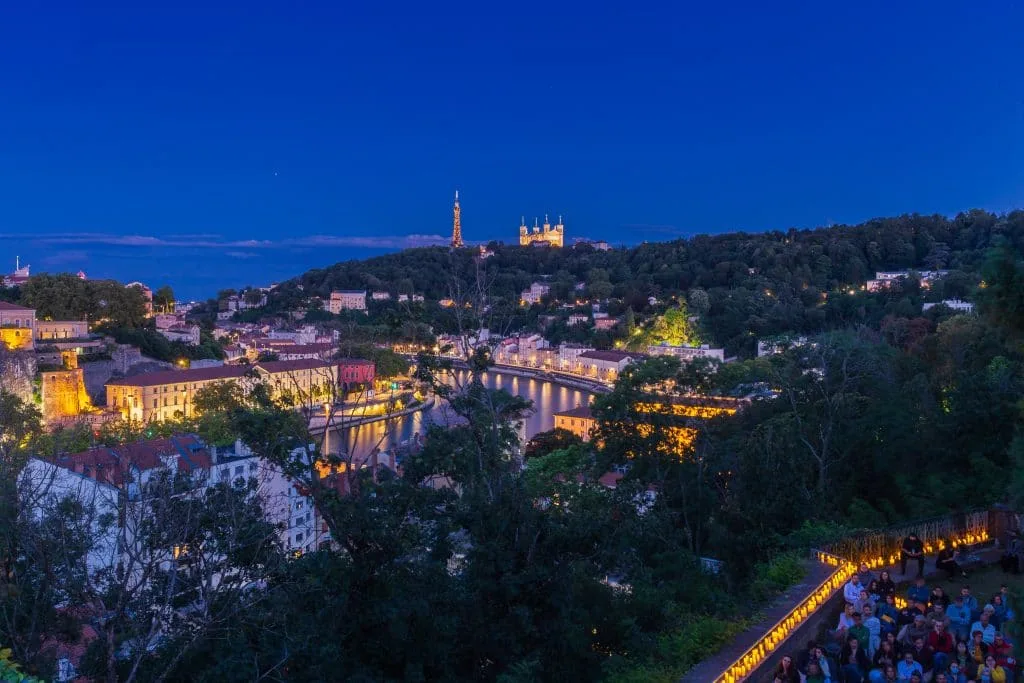 Panorama nocturne de Lyon et de la basilique de Fourvière depuis Vaise