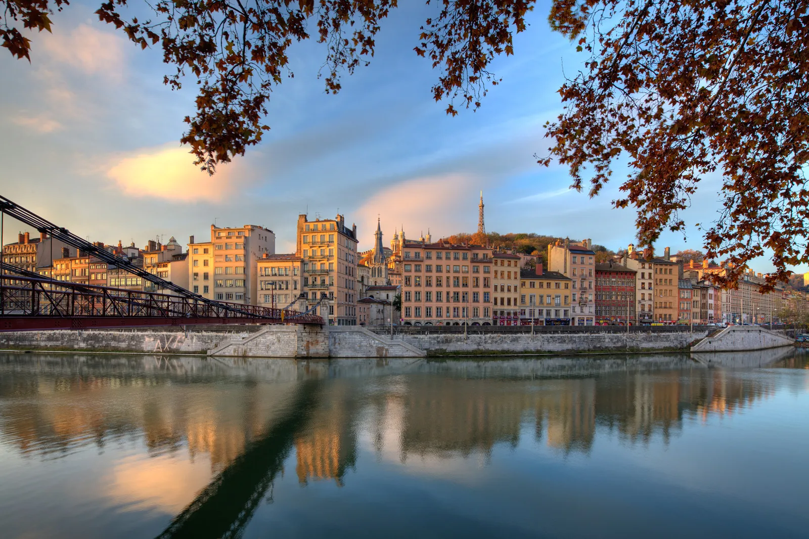 Quais de Saône et façades historiques du Vieux Lyon au coucher du soleil