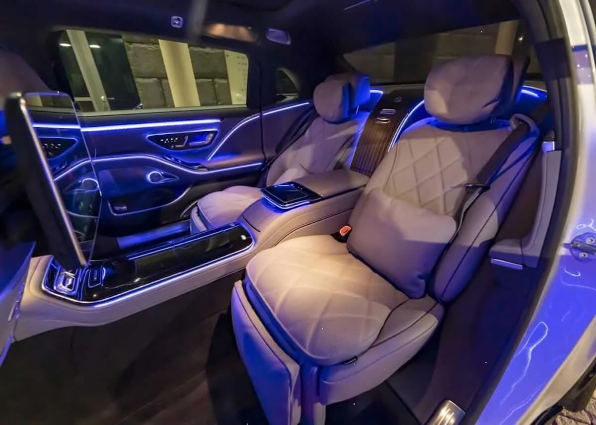 Intérieur arrière Mercedes-Maybach Classe S avec éclairage d’ambiance