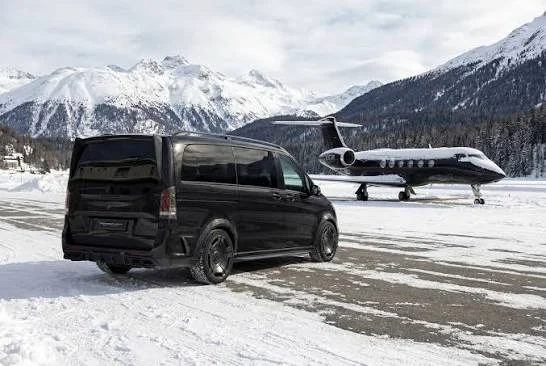 Mercedes Classe V noire en montagne