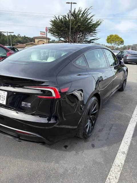 Tesla Model 3 noire - Vue arrière