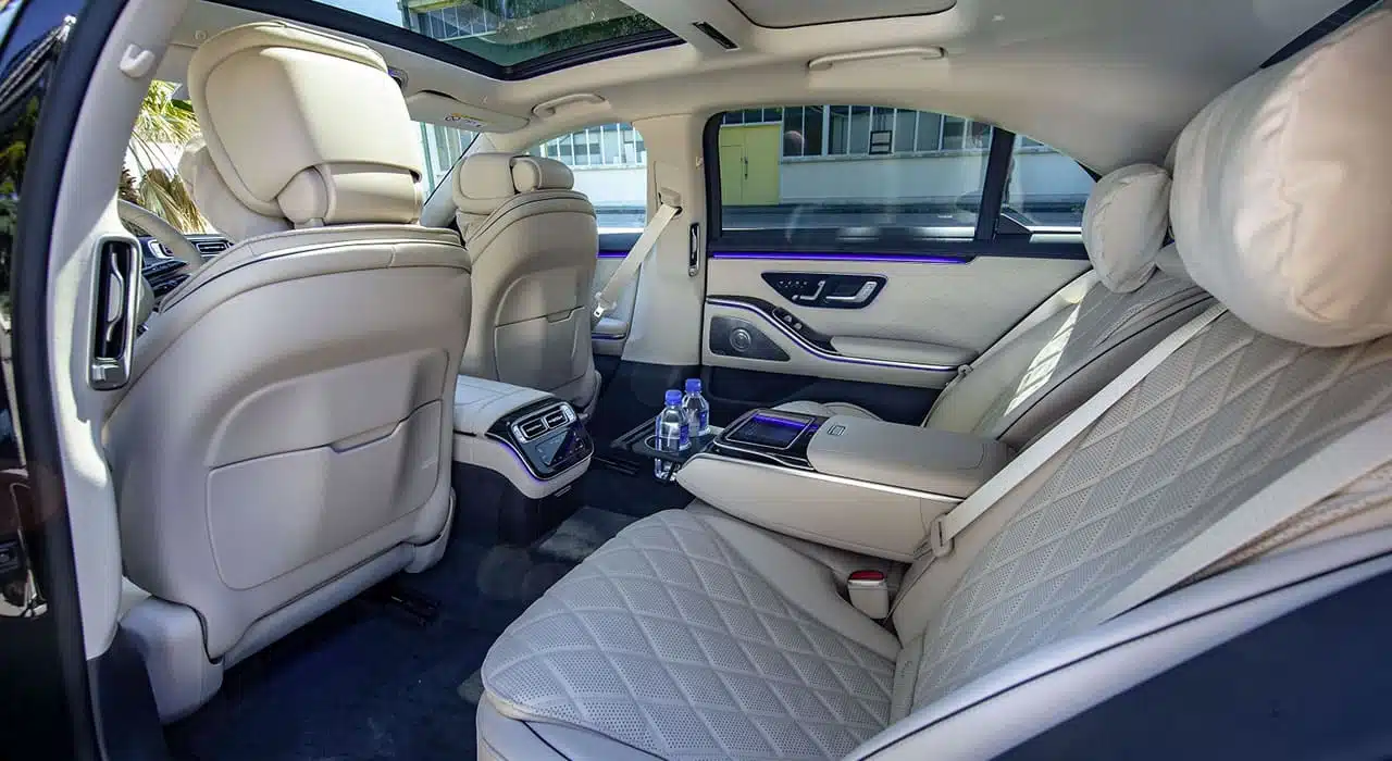 Banquette arrière claire d’une Mercedes Classe S avec chauffeur à Lyon